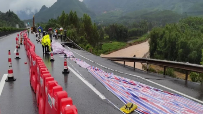 扩散！多处道路受暴雨影响发生塌方、山体滑坡！