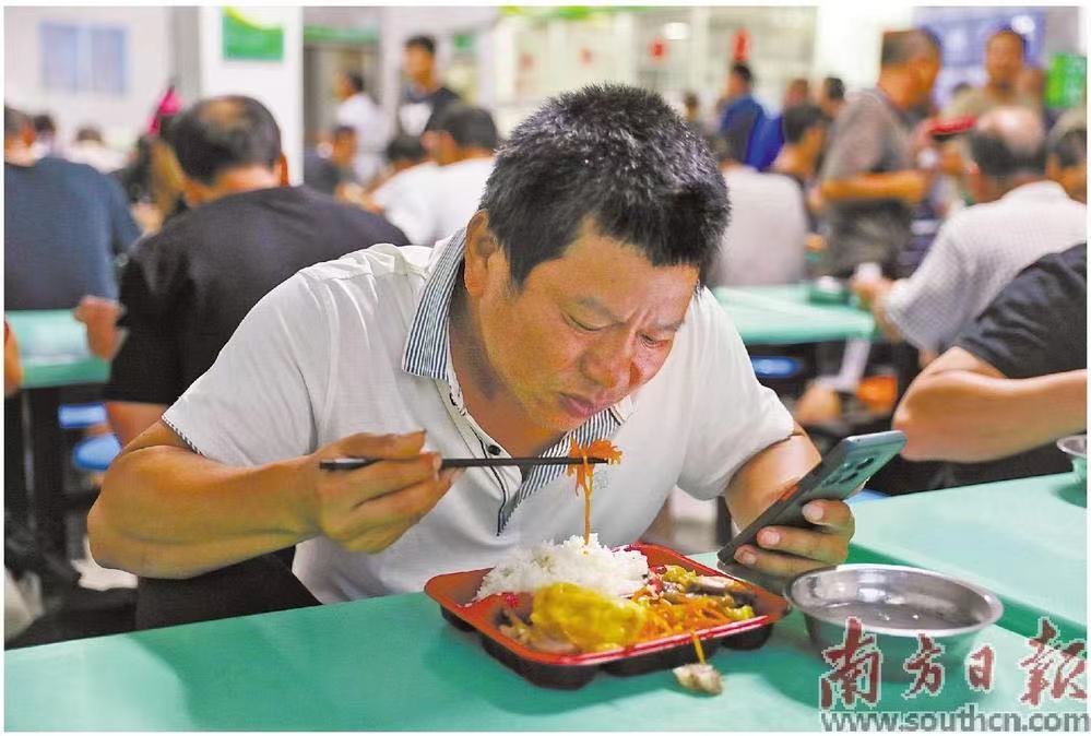     4日18时许，在饶平县柘林中学安置点的饭堂，安置群众有序就餐。南方日报记者 王俊涛 摄