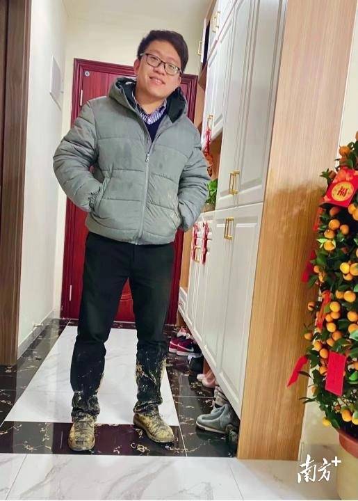 2022年春节假期，李鼎新下乡开展工作，回到家时裤腿上全是泥。（受访者供图）