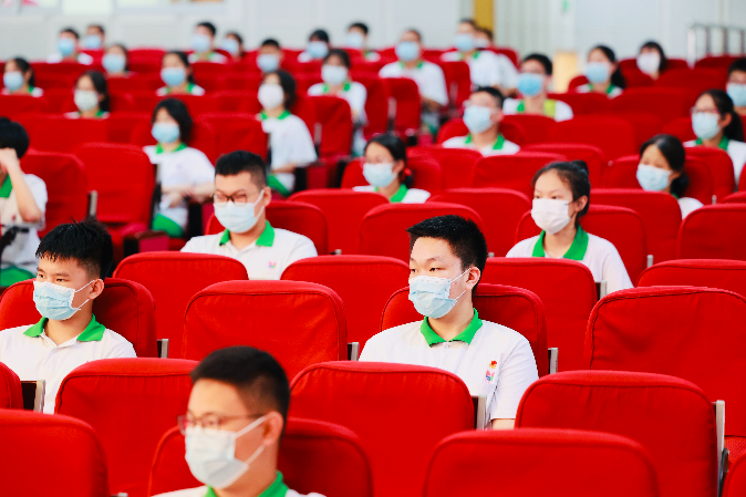 学生们沉浸式课堂学习识毒拒毒防毒知识.
