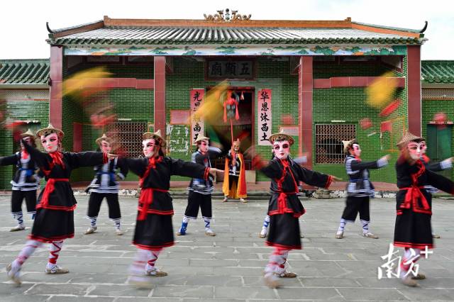 8月5日，云浮市郁南县连滩镇，兰寨古村村民在跳禾楼舞。许国伟（香港）摄 
