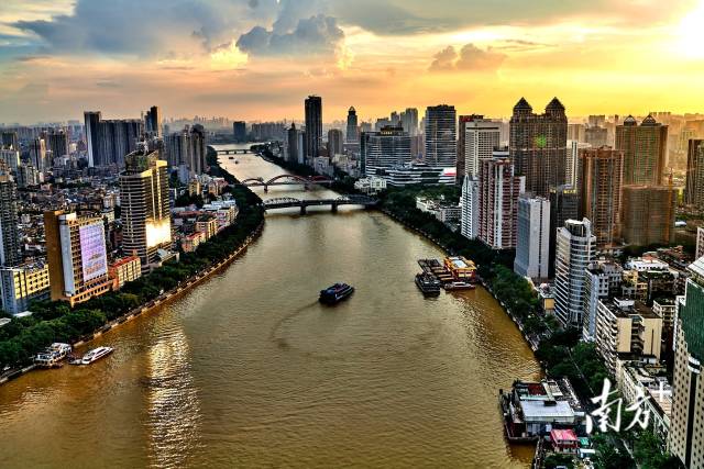 8月7日，广州珠江被日落的夕阳镀上金黄色。吴锡洲（香港）摄