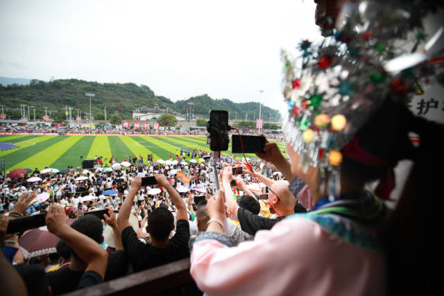 8月13日，身着民族服装的观众在观赛。新华社记者 刘续 摄