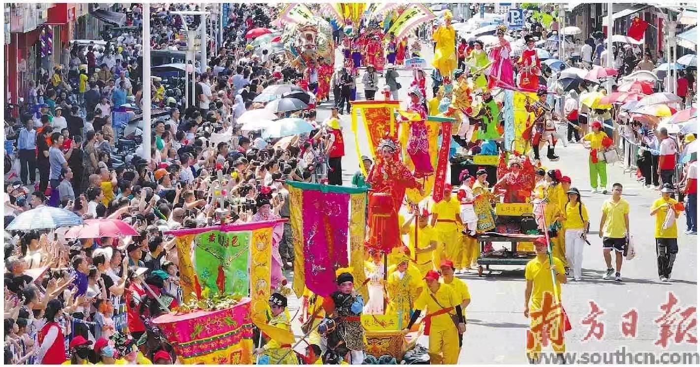 10月1日上午，中山市黄圃镇举行2024年飘色巡游活动。广东馆里伍杰 苏立文 洪泽文 摄