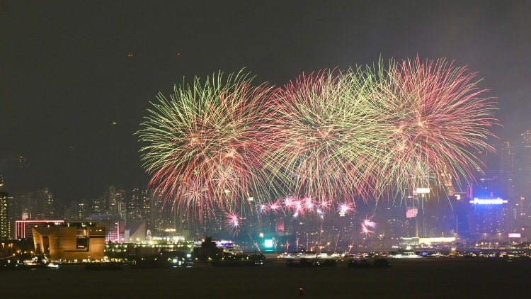 31888枚烟花闪耀维港，33万人共贺新中国75周年华诞