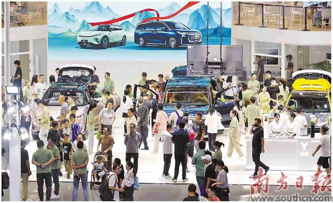 “以旧换新”带旺汽车消费 黄金周消费者列队逛展看车