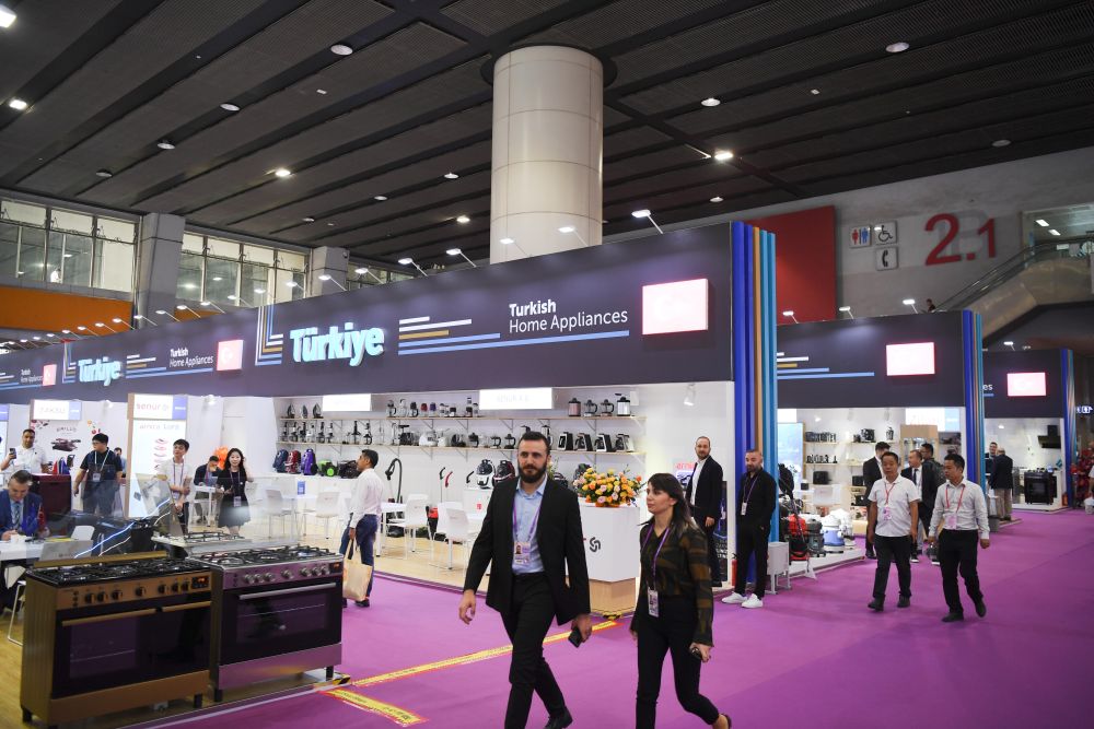 2023年10月15日拍摄的第134届广交会上进口展区的土耳其企业展台。新华社记者 邓华 摄