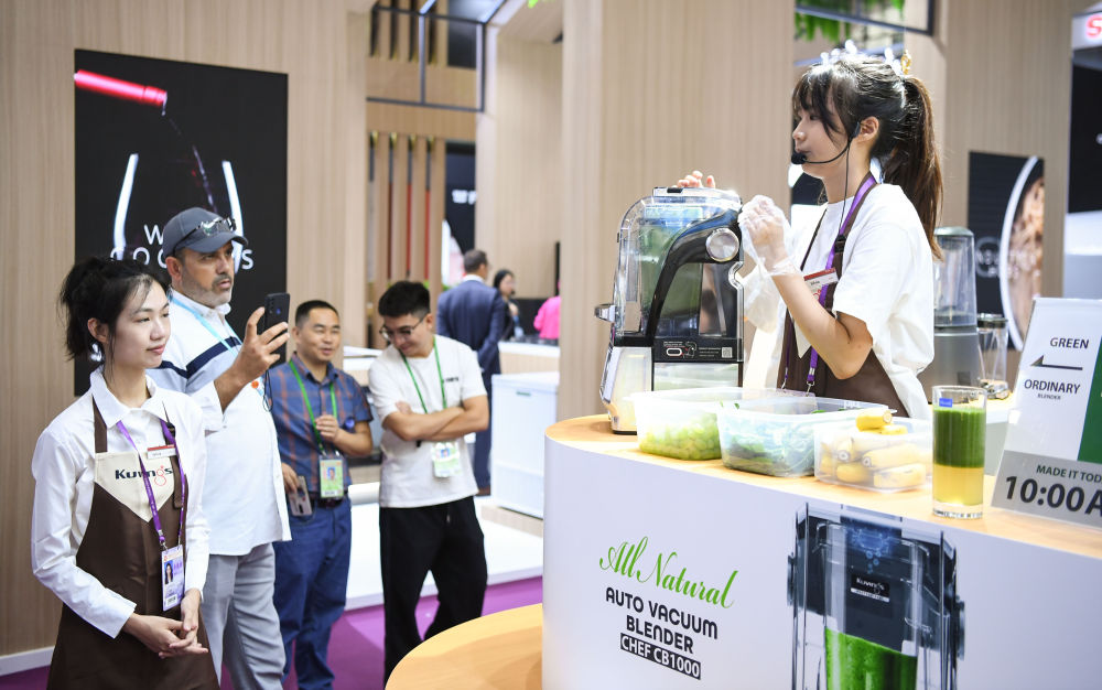 在第134届广交会上,进口展区的韩国企业展台介绍小家电产品(2023年10月15日摄)。新华社记者 邓华 摄