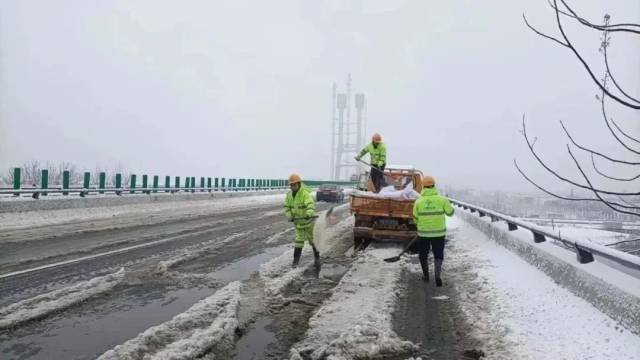 2月3日，京港澳改扩建公司启动除雪防冻工作应急预案，安排沿线保通队伍配合除雪保通工作，调动机械设备操作人员上路清雪。