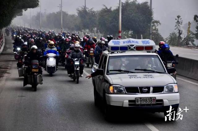 2015年2月，一辆警车在晨雾中为后方的3000多辆摩托车带路。韦石明 摄