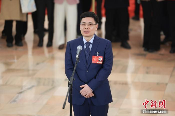 全国人大代表、海尔集团董事局主席、首席执行官周云杰接受采访。中新社记者 富田 摄