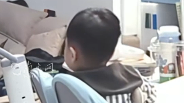 弟弟向哥哥展示当天的劳动，哥哥先是夸奖，然后耐心提建议