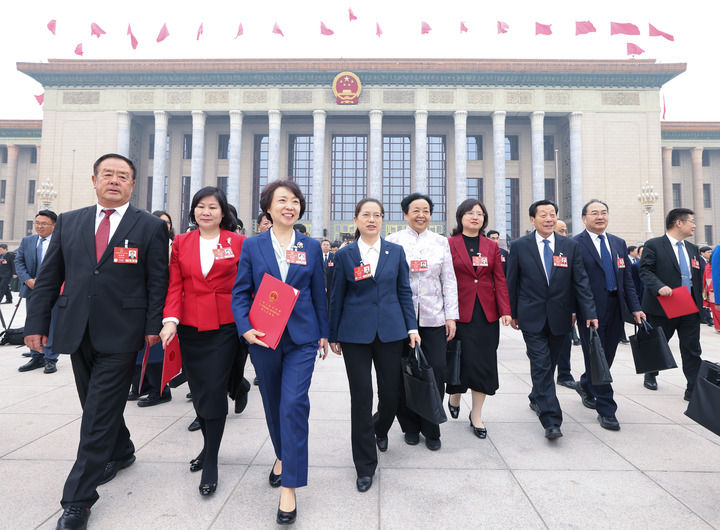 　　3月11日，十四届全国人大三次会议在北京人民大会堂举行闭幕会。这是闭幕会后，代表们走出人民大会堂。新华社记者 金立旺 摄
