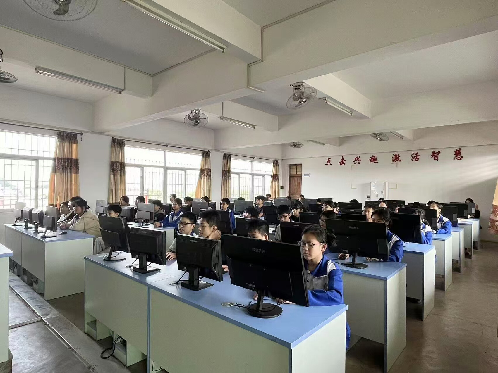 新兴县北英慈善基金会向河头中学捐赠28台电脑