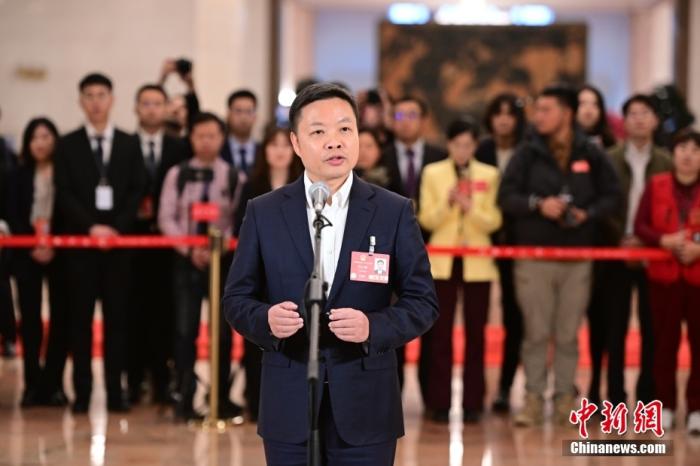 全国人大代表、广东小鹏汽车科技有限公司董事长何小鹏接受采访。中新社记者 田雨昊 摄