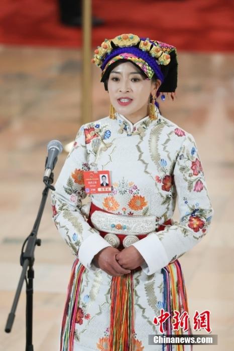 全国人大代表、四川省马尔康市养护院院长格西王姆接受采访。中新社记者 富田 摄