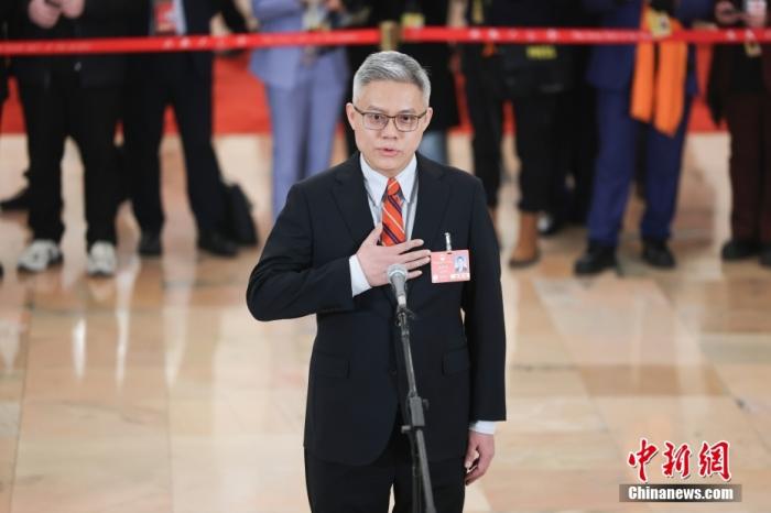 全国人大代表、江苏省南京市第一医院副院长张俊杰接受采访。中新社记者 富田 摄