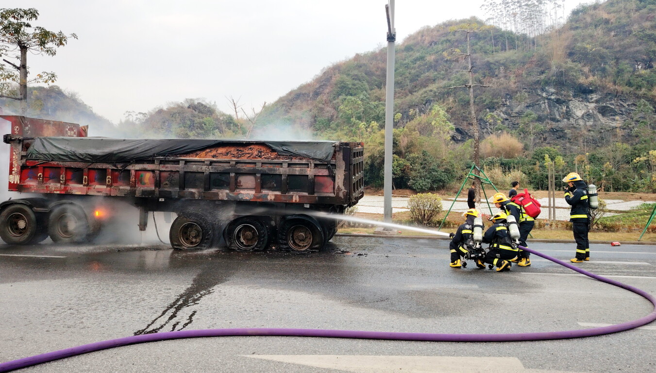 货车路上突发自燃 云安消防紧急扑救