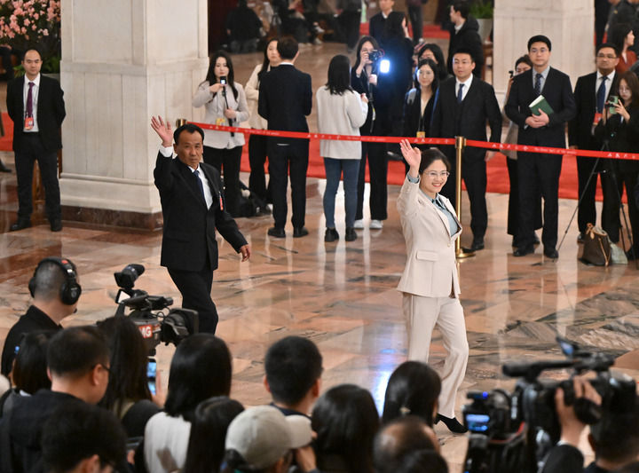 　　3月11日，第十四届全国人民代表大会第三次会议第三场“代表通道”集中采访活动在北京人民大会堂举行。这是接受采访的全国人大代表入场。新华社记者 胥冰洁 摄