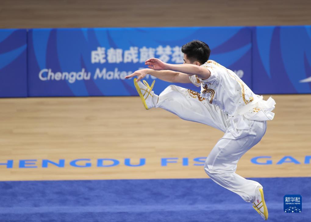 7月29日,印度尼西亚选手玛维洛在比赛中,他以9.716分的成绩获得亚军。新华社记者 贾浩成 摄