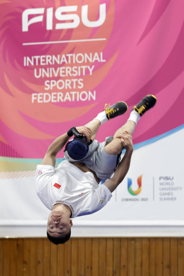 7月25日，参加第31届世界大学生夏季运动会武术比赛的中国选手曹茂园在成都城北体育馆训练。新华社发