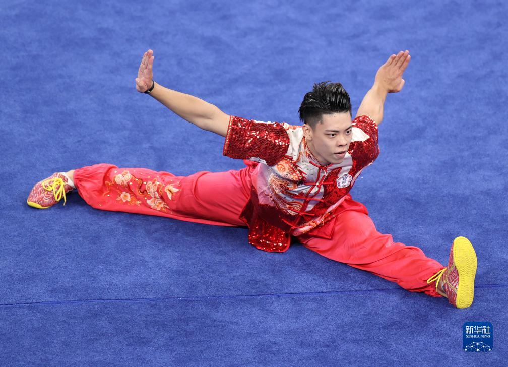 7月29日,中国台北选手陈岳禧在比赛中,他以9.706分的成绩获得季军。新华社记者 贾浩成 摄