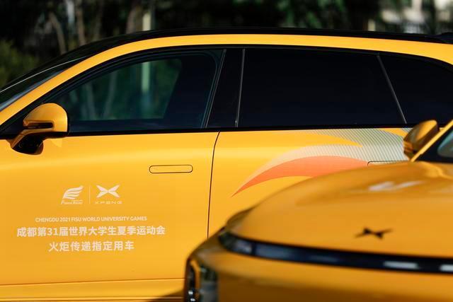 小鹏汽车为成都大运会火炬传递护航。（图片来源：小鹏汽车）