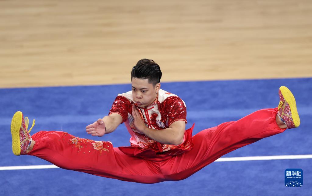 7月29日,中国台北选手陈岳禧在比赛中,他以9.706分的成绩获得季军。新华社记者 贾浩成 摄