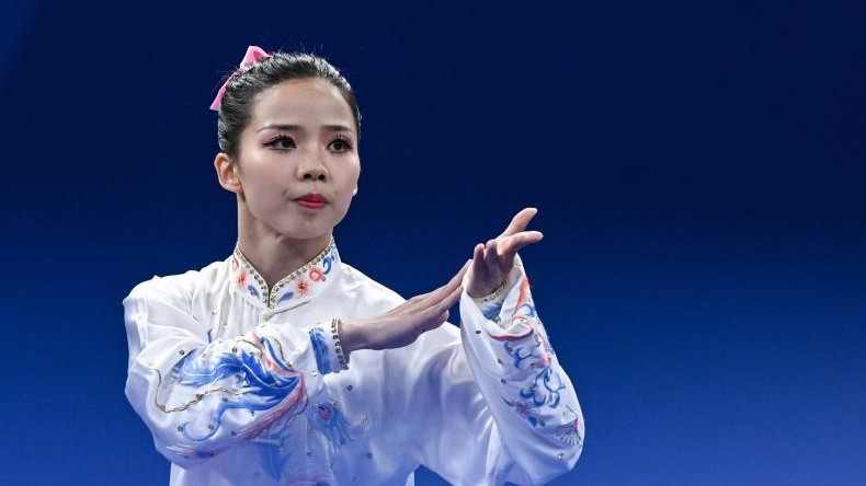 中国选手陈小丽在成都大运会女子太极拳项目夺金