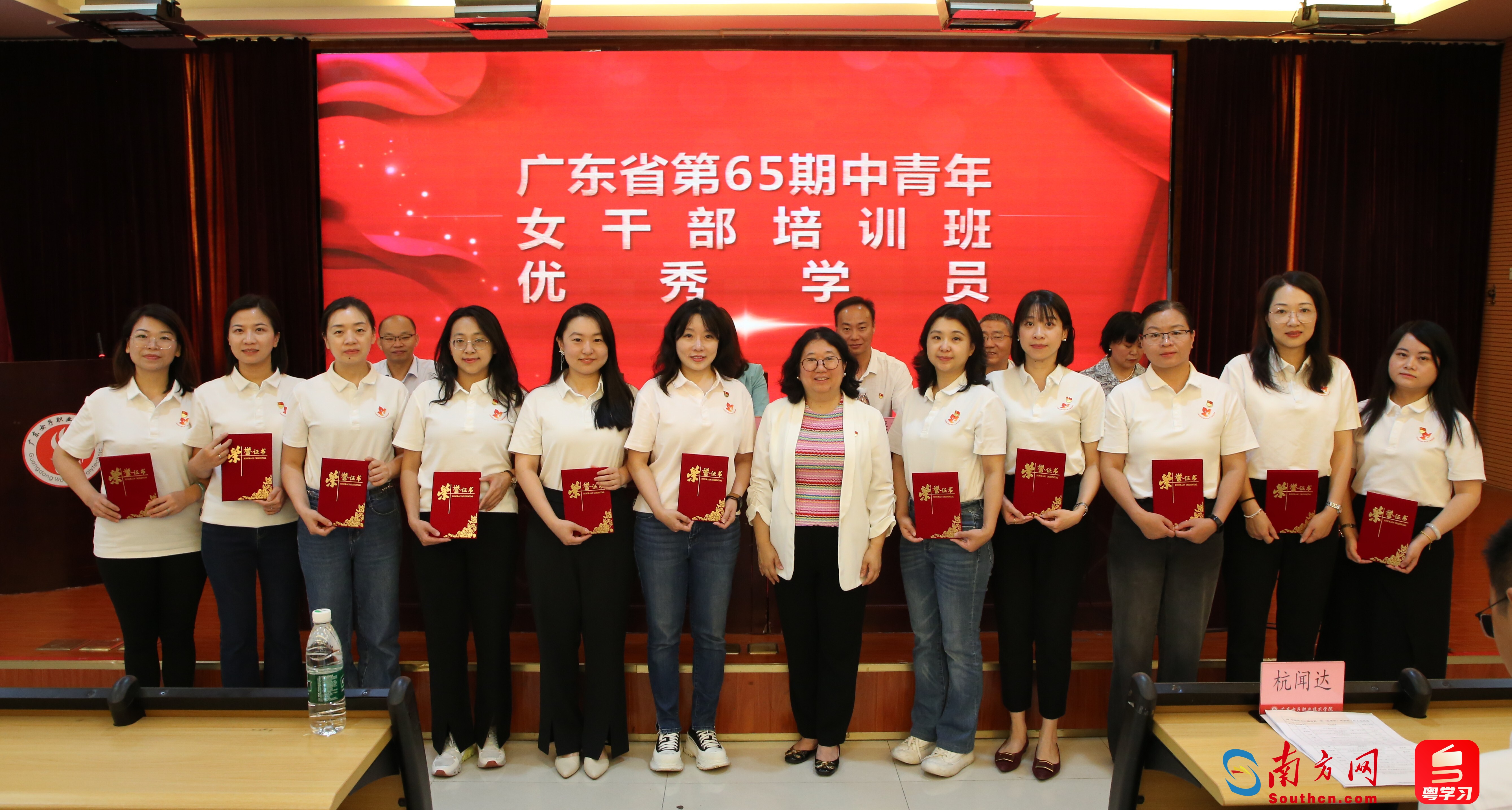 郑东华为1班“优秀学员”颁发荣誉证书