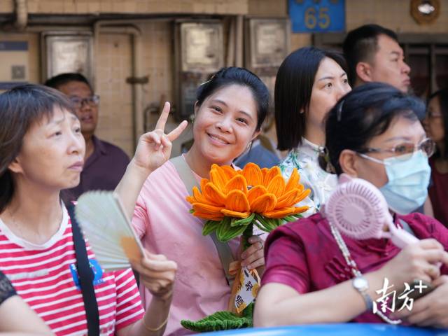 在广州市第五中学考点，送考家长手工制作的葵花，在人群中特别醒目。