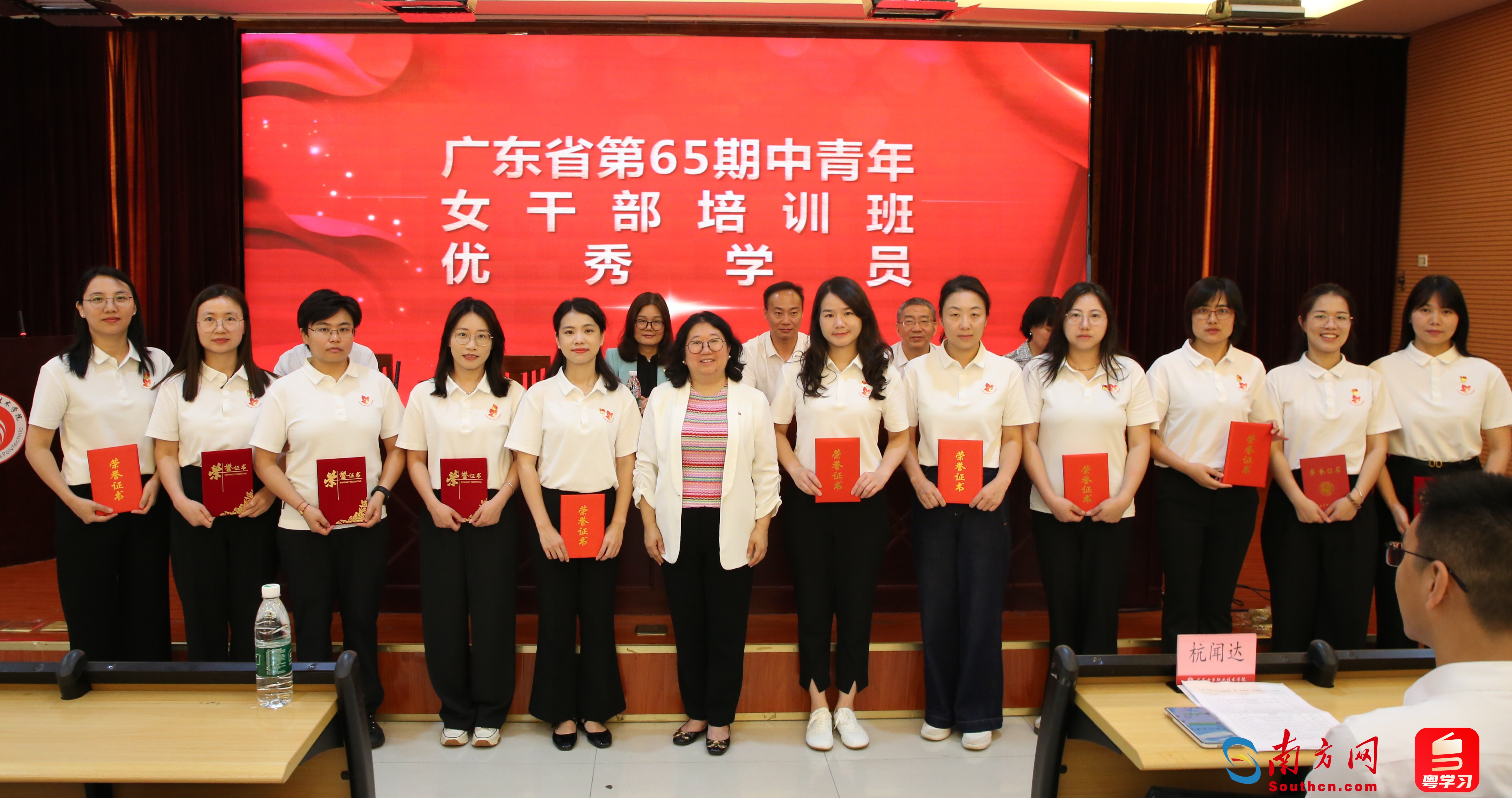 郑东华为2班“优秀学员”颁发荣誉证书