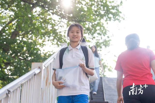 早上7时许，华南师范大学附属中学考点，高考考生迎着阳光自信赴考。<strong></strong>