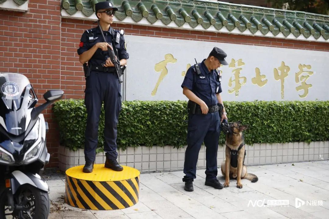 广州市第七中学考点外，德牧警犬护航送考。