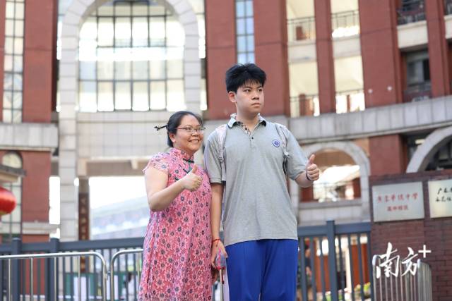 在广东华侨中学考点，小王同学入校前与妈妈合影纪念难忘时刻。