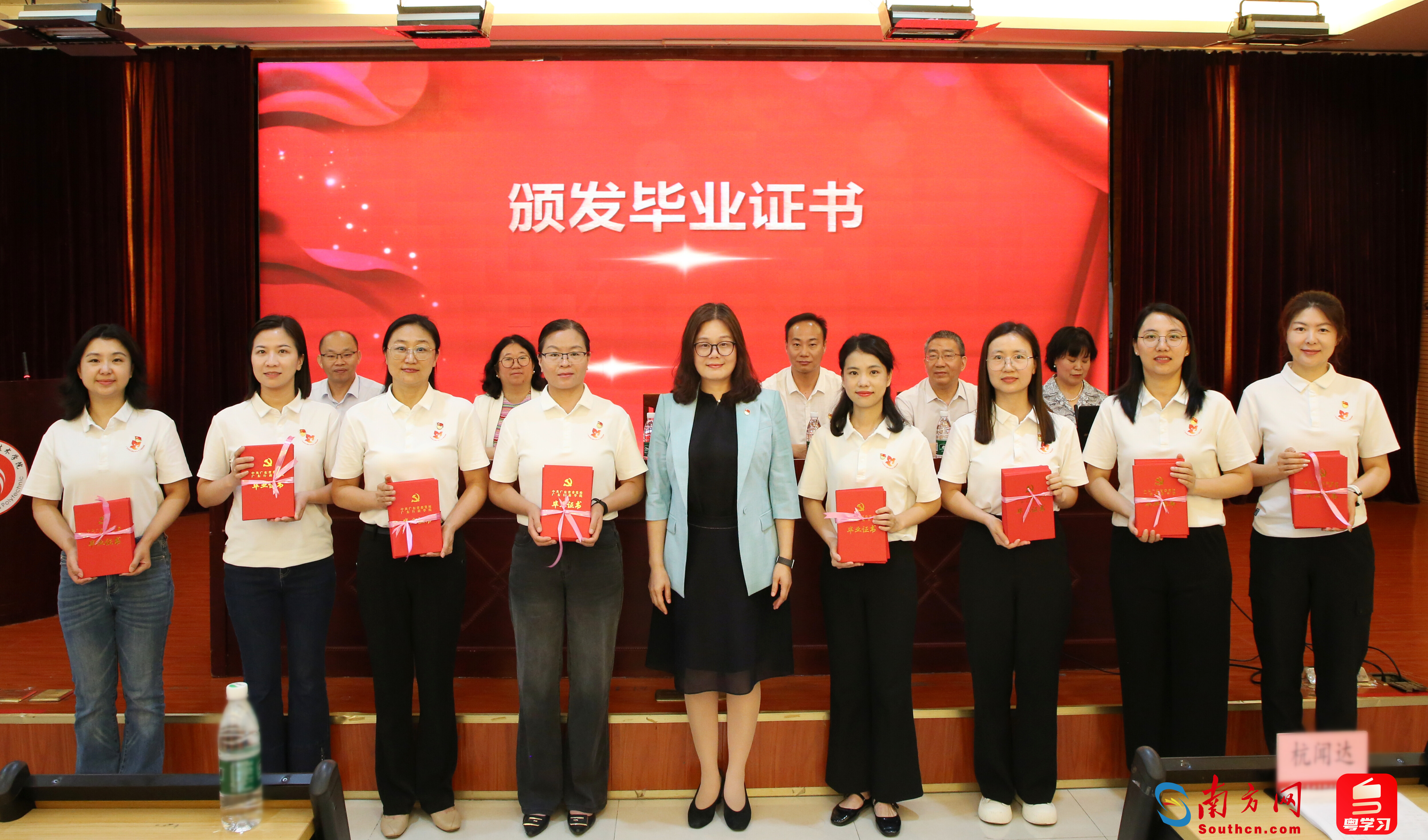 车小真为学员颁发毕业证书