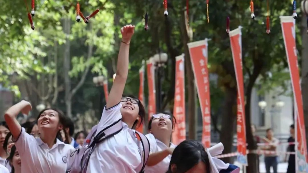 广州高考：机械狗霸气护考，旗袍、锦旗、向日葵好运加持