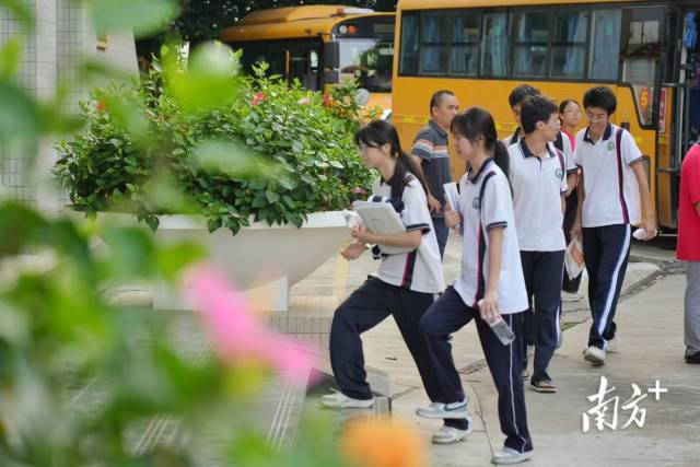 8时许，汕头市六都中学考点，考生们在祝福和加油声中走向考场，他们的脸上写满了坚定与自信。