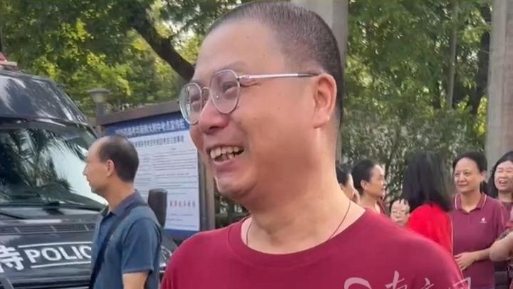松弛感拉满！广东“稳赢哥”家长在考场外与记者淡定聊天