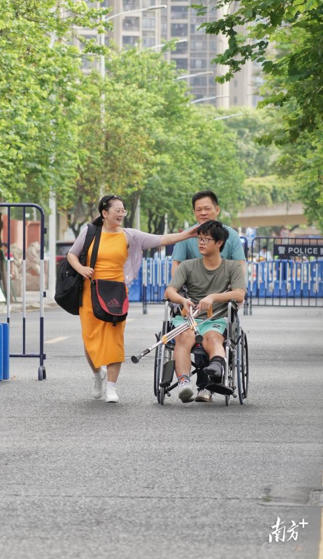 早上8点，一位坐轮椅的考生在家长陪同下走进广东实验中学考场。