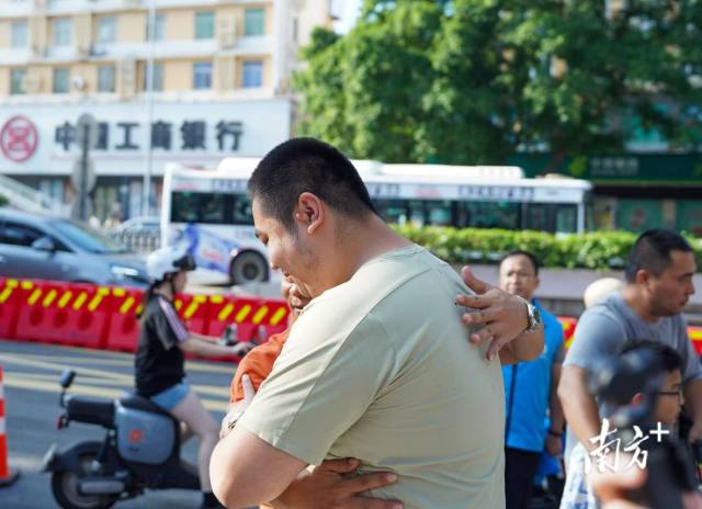 早上8时许，华南师范大学附属中学考点，家长拥抱鼓励考生。