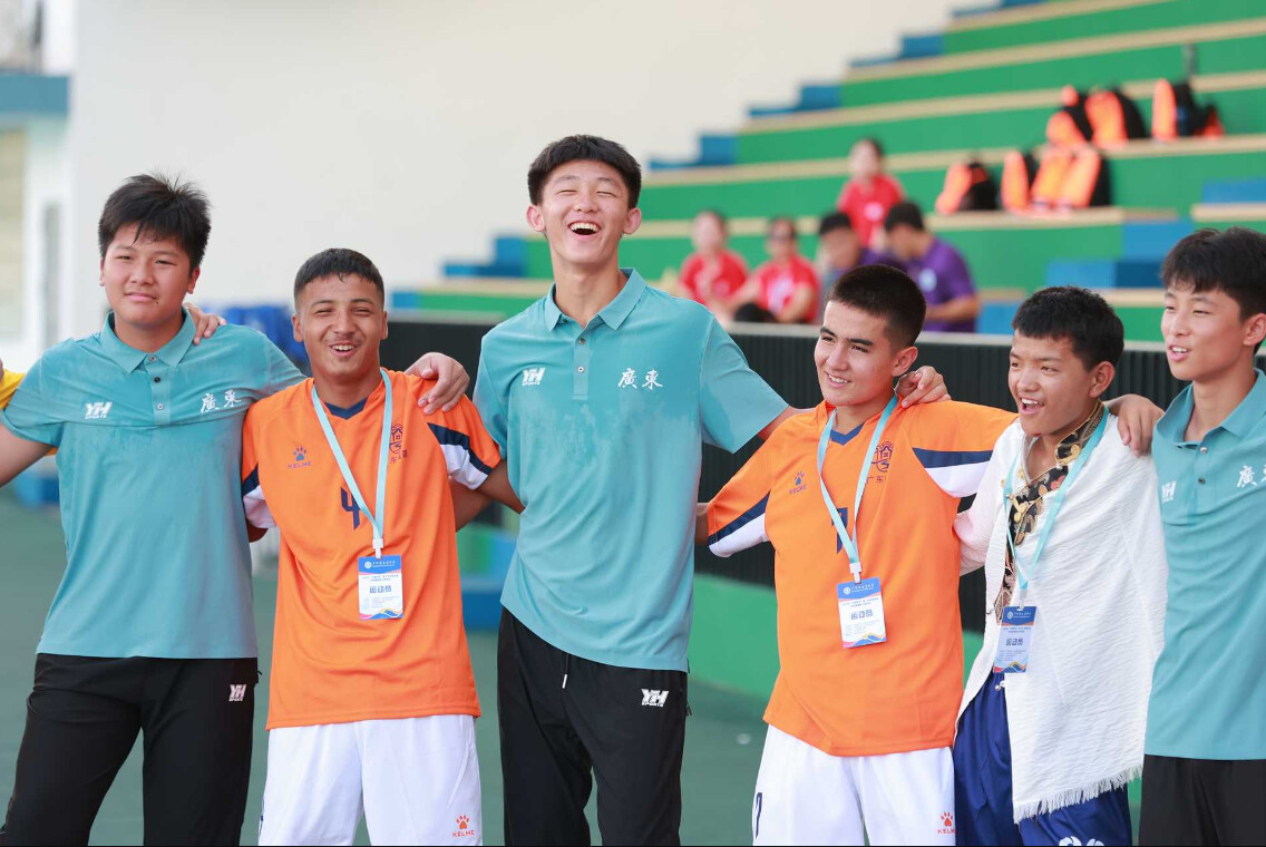粤喀足球夏令营广东与新疆喀什足球青少年　　