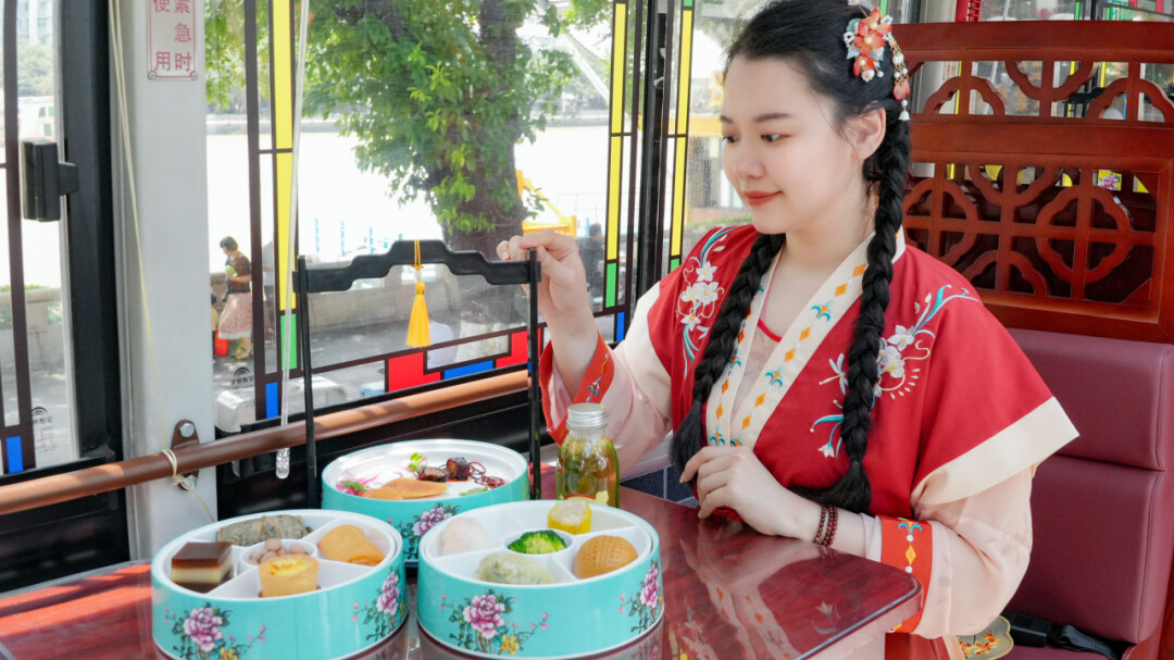 Guangdong buses offer morning tea, driverless ride for one yuan