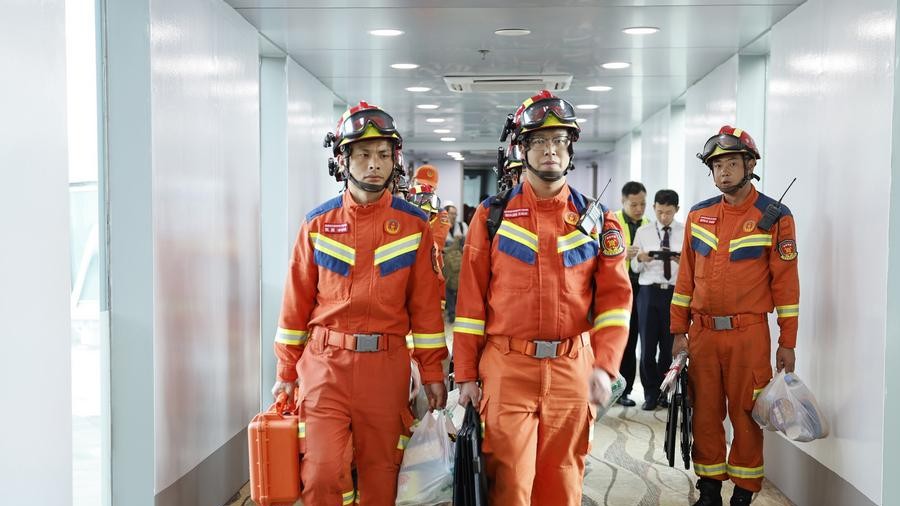 Arrivée de secouristes chinois au Myanmar après un fort séisme