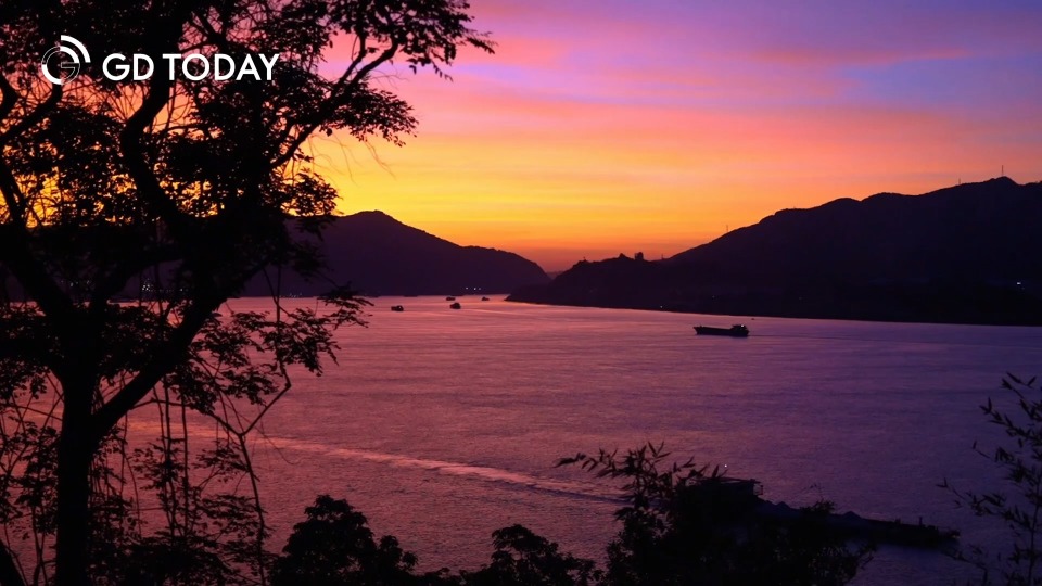 An orange sea at sunset: a poetic scene in Wanbian Village