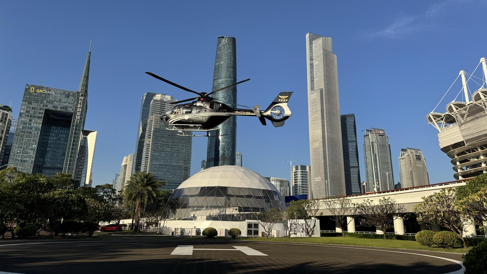 The inaugural flight of the first low-altitude round-trip route from Baiyun Airport to Haixinsha in Guangzhou took off