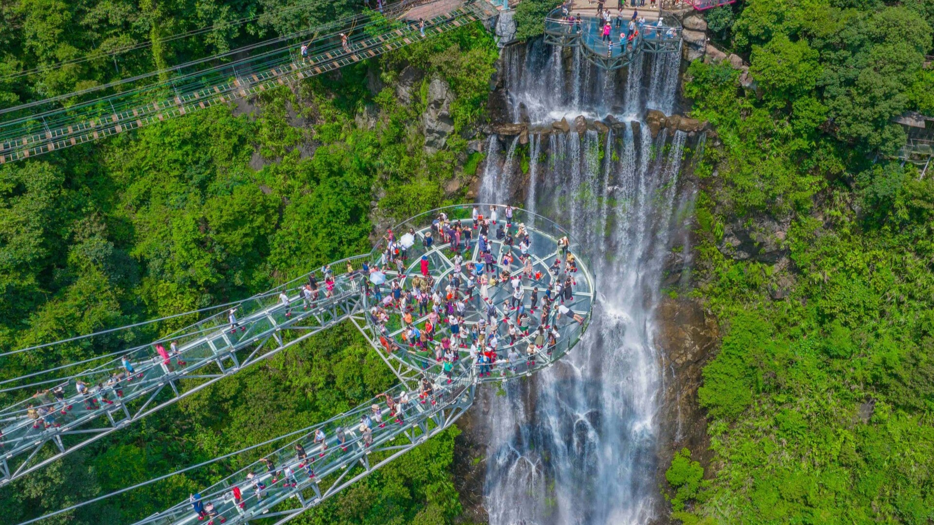 Take a sky walk in Gulong Gorge in S China