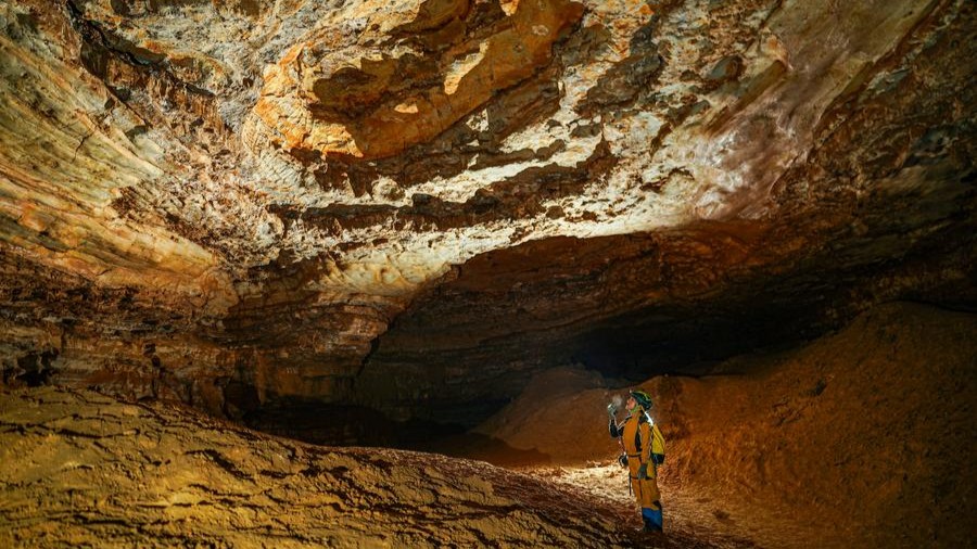 Chinese, foreign scientists to start new expedition into Asia's longest cave