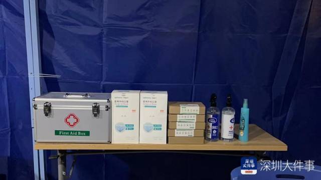 3月16日晚,南山区南头街道马家龙社区党群服务中心在创新大厦旁开放暖蜂驿站,现场还准备了饼干、泡面、矿泉水等食品及口罩、酒精等医疗物资。 3月16日晚,南山区南头街道马家龙社区党群服务中心在创新大厦旁开放暖蜂驿站,现场还准备了饼干、泡面、矿泉水等食品及口罩、酒精等医疗物资。