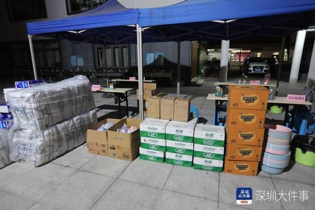 罗湖开放了部分学校,为外卖骑手提供住处及生活物资。 罗湖开放了部分学校,为外卖骑手提供住处及生活物资。